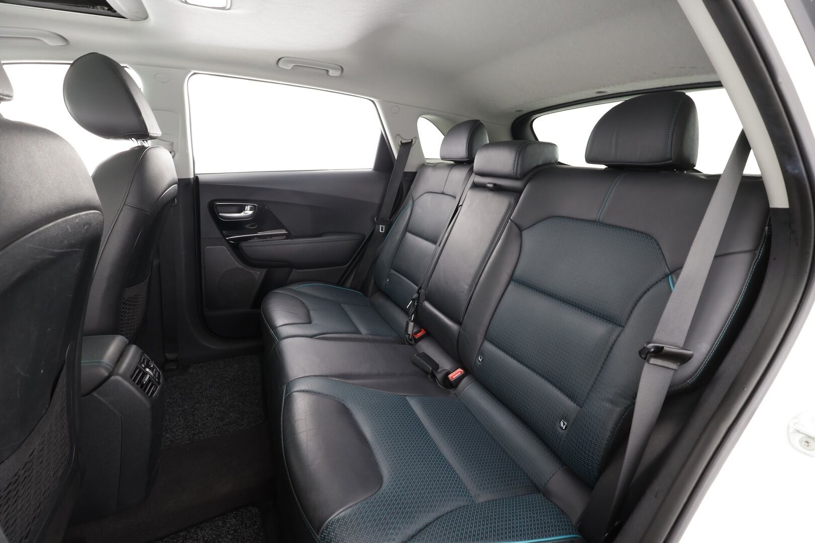 Kia Niro Electric 2019 Business Luxury 64 kWh 204 hv * ACC / P.kamera / ILP / Lasikattoluukku / JBL / Muistipenkki / Navi / Ilmastoidut nahat * - Akku kuntotarkastettu / Kahdet renkaat aluvanteilla / Merkkihuollettu