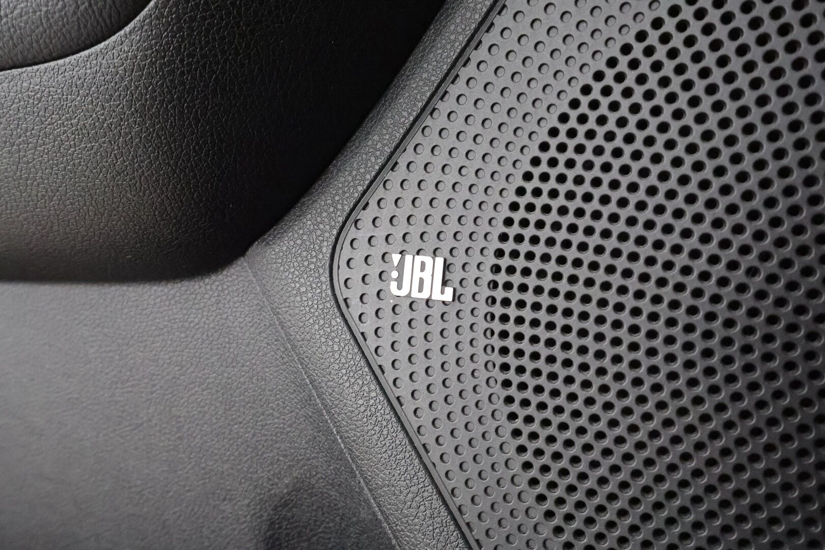 Kia Niro Electric 2019 Business Luxury 64 kWh 204 hv * ACC / P.kamera / ILP / Lasikattoluukku / JBL / Muistipenkki / Navi / Ilmastoidut nahat * - Akku kuntotarkastettu / Kahdet renkaat aluvanteilla / Merkkihuollettu