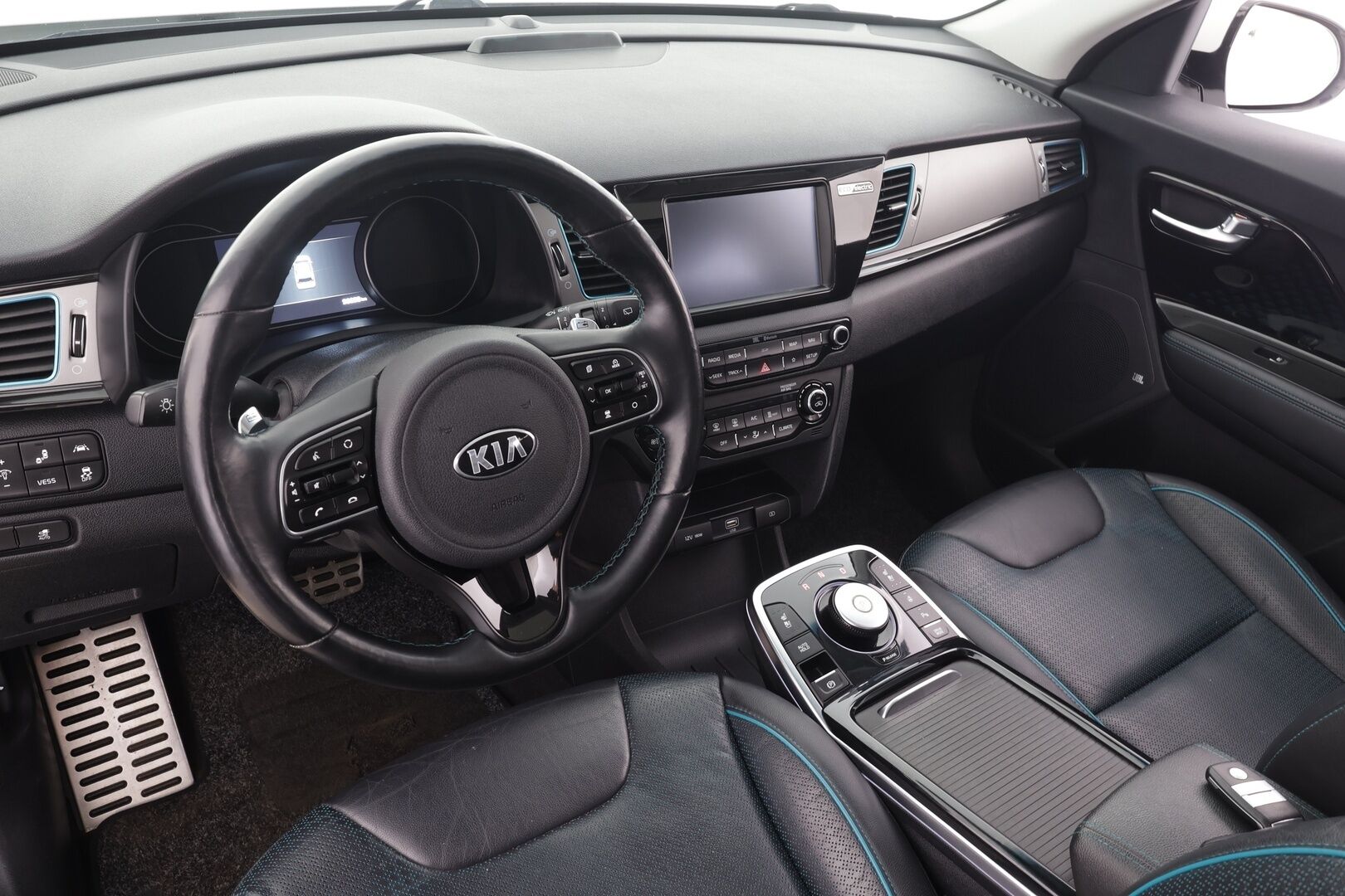 Kia Niro Electric 2019 Business Luxury 64 kWh 204 hv * ACC / P.kamera / ILP / Lasikattoluukku / JBL / Muistipenkki / Navi / Ilmastoidut nahat * - Akku kuntotarkastettu / Kahdet renkaat aluvanteilla / Merkkihuollettu