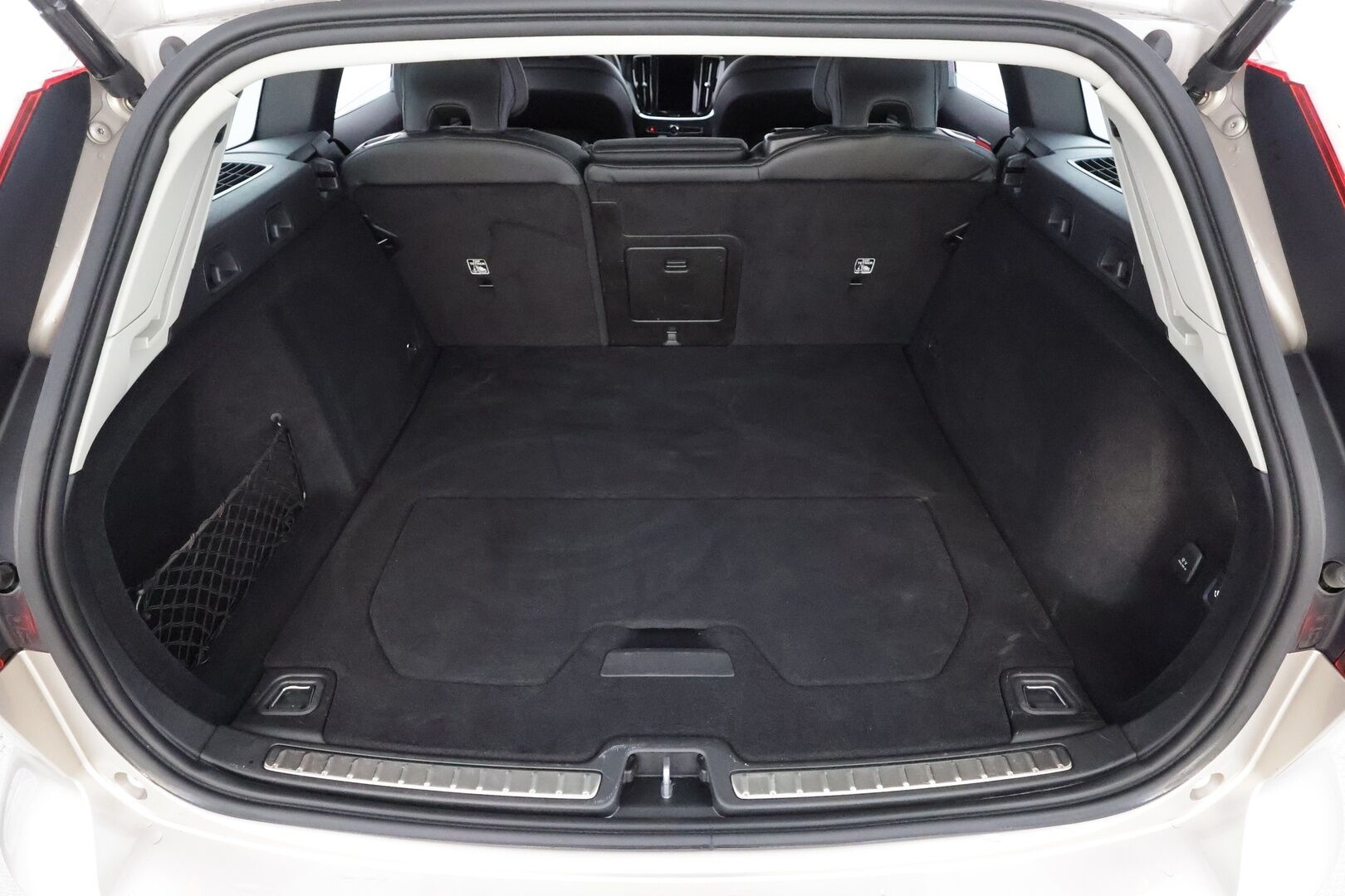 Volvo V60 2023 B4 MHEV Business Plus Dark DCT aut - | Pilot assist | Webasto | Koukku | Full-LED | High Performance Audio | Muistinahat | P.kamera | Ratinlämmitys | keyless | Apple&Android | 1.Om Suomi-auto | Kahdet Renkaat |