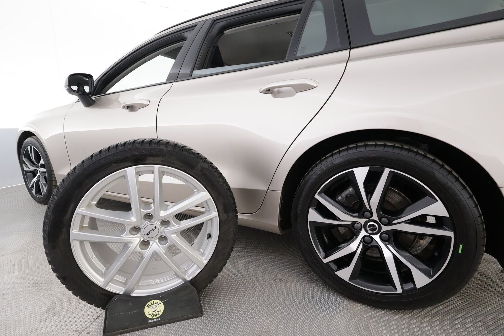 Volvo V60 2023 B4 MHEV Business Plus Dark DCT aut - | Pilot assist | Webasto | Koukku | Full-LED | High Performance Audio | Muistinahat | P.kamera | Ratinlämmitys | keyless | Apple&Android | 1.Om Suomi-auto | Kahdet Renkaat |