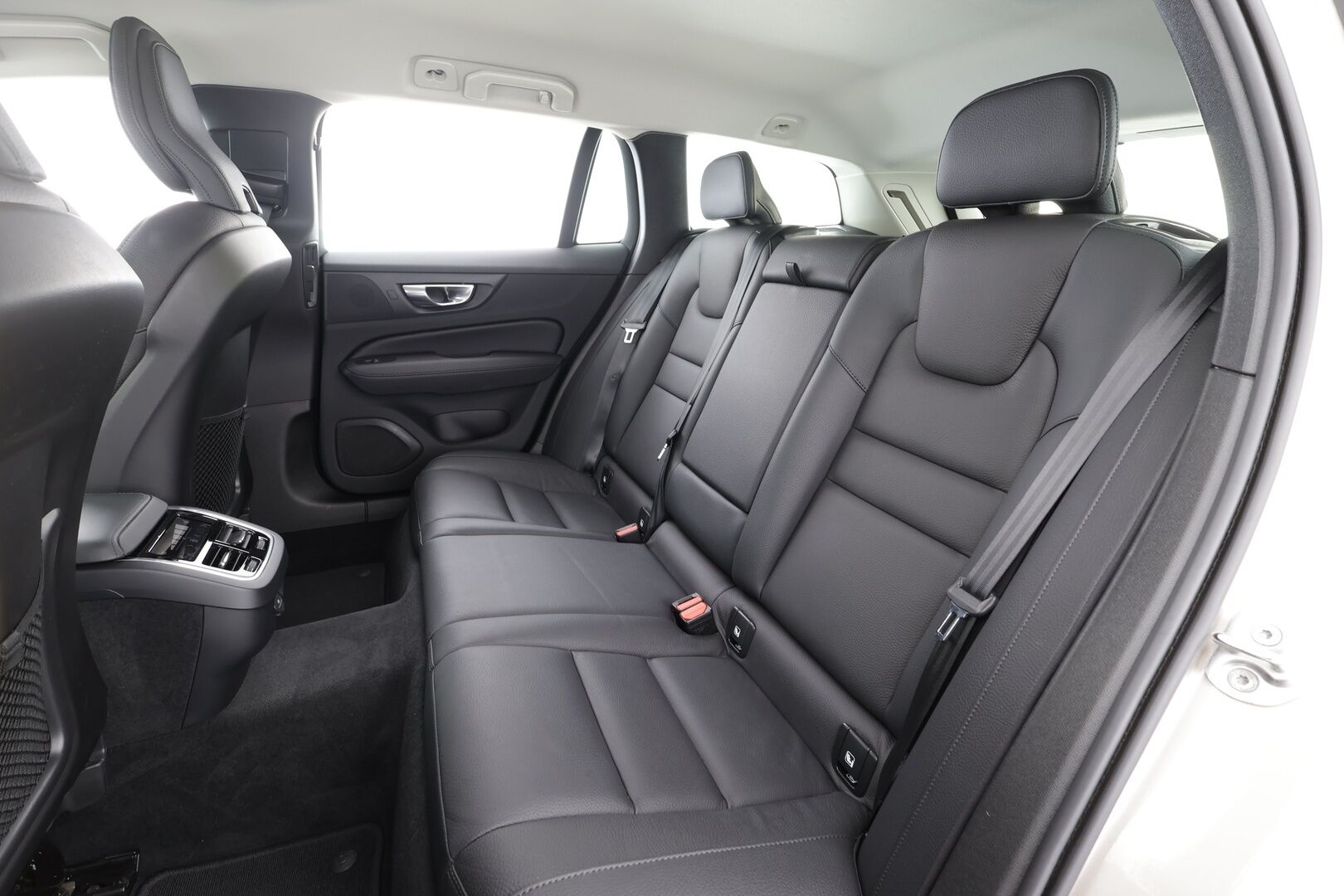 Volvo V60 2023 B4 MHEV Business Plus Dark DCT aut - | Pilot assist | Webasto | Koukku | Full-LED | High Performance Audio | Muistinahat | P.kamera | Ratinlämmitys | keyless | Apple&Android | 1.Om Suomi-auto | Kahdet Renkaat |