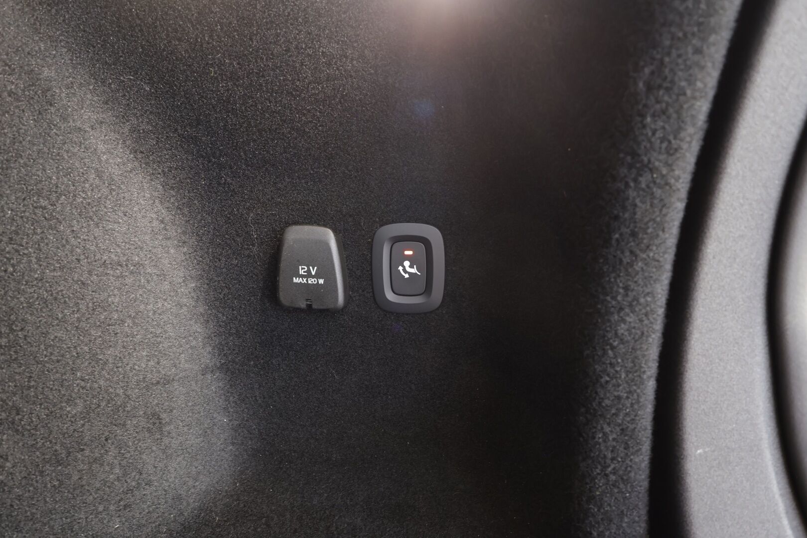 Volvo V60 2023 B4 MHEV Business Plus Dark DCT aut - | Pilot assist | Webasto | Koukku | Full-LED | High Performance Audio | Muistinahat | P.kamera | Ratinlämmitys | keyless | Apple&Android | 1.Om Suomi-auto | Kahdet Renkaat |