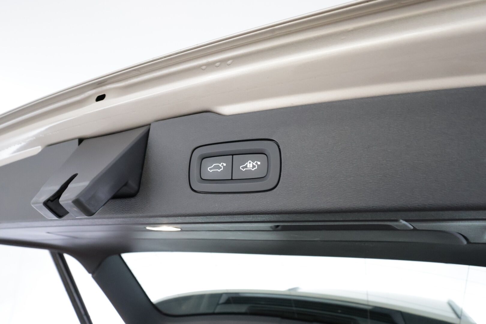 Volvo V60 2023 B4 MHEV Business Plus Dark DCT aut - | Pilot assist | Webasto | Koukku | Full-LED | High Performance Audio | Muistinahat | P.kamera | Ratinlämmitys | keyless | Apple&Android | 1.Om Suomi-auto | Kahdet Renkaat |
