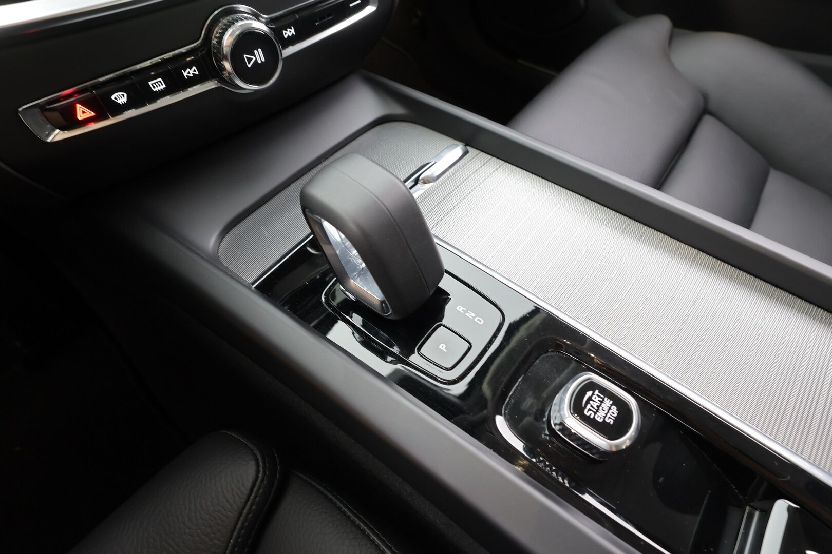 Volvo V60 2023 B4 MHEV Business Plus Dark DCT aut - | Pilot assist | Webasto | Koukku | Full-LED | High Performance Audio | Muistinahat | P.kamera | Ratinlämmitys | keyless | Apple&Android | 1.Om Suomi-auto | Kahdet Renkaat |