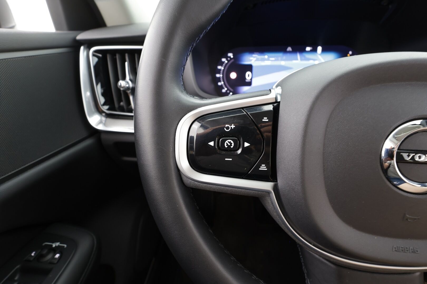 Volvo V60 2023 B4 MHEV Business Plus Dark DCT aut - | Pilot assist | Webasto | Koukku | Full-LED | High Performance Audio | Muistinahat | P.kamera | Ratinlämmitys | keyless | Apple&Android | 1.Om Suomi-auto | Kahdet Renkaat |
