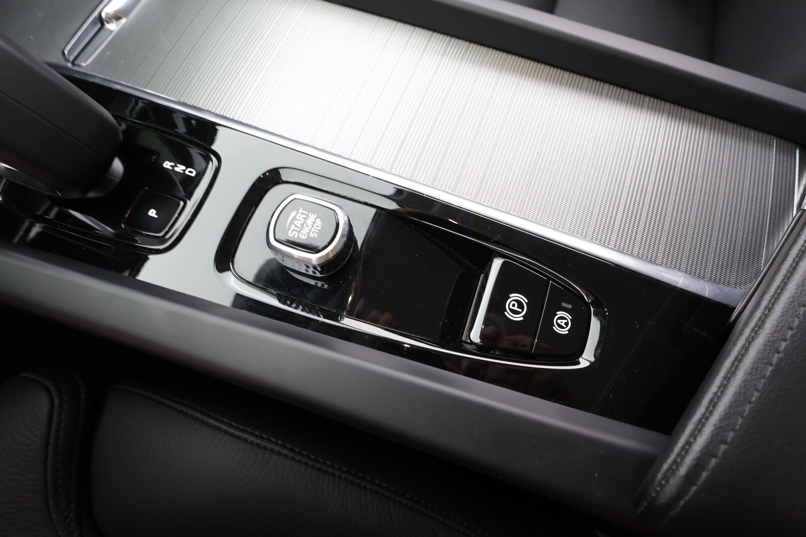 Volvo V60 2023 B4 MHEV Business Plus Dark DCT aut - | Pilot assist | Webasto | Koukku | Full-LED | High Performance Audio | Muistinahat | P.kamera | Ratinlämmitys | keyless | Apple&Android | 1.Om Suomi-auto | Kahdet Renkaat |