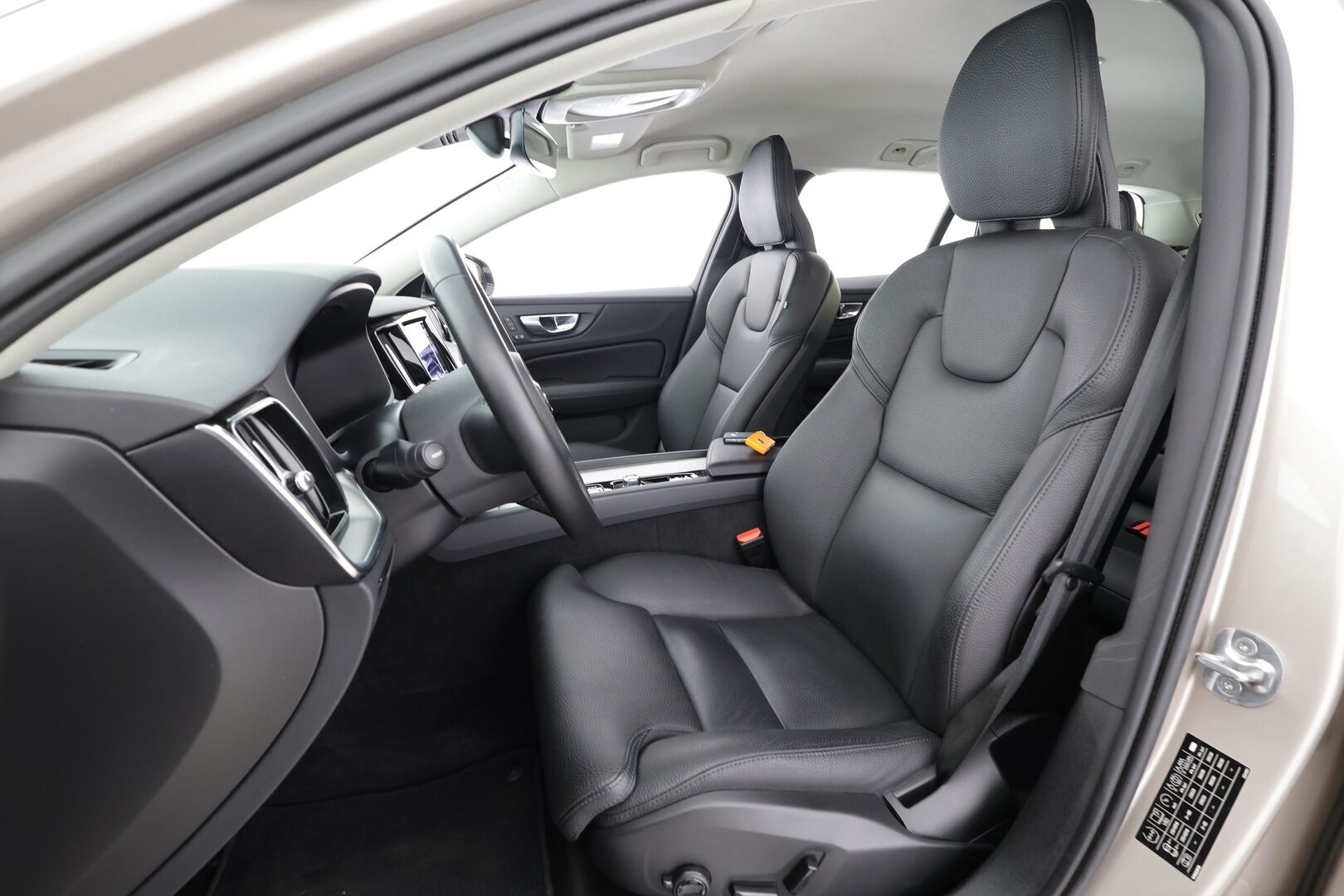 Volvo V60 2023 B4 MHEV Business Plus Dark DCT aut - | Pilot assist | Webasto | Koukku | Full-LED | High Performance Audio | Muistinahat | P.kamera | Ratinlämmitys | keyless | Apple&Android | 1.Om Suomi-auto | Kahdet Renkaat |