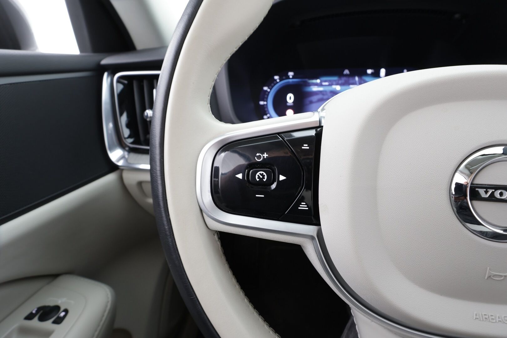 Volvo V60 2023 B3 MHEV Business Plus Bright DCT aut * Webasto / ACC / Full-LED / P.kamera / Sportnahat Muistilla / Navi / Keyless * - 1-om Suomi-auto / Kahdet renkaat aluvanteilla / Merkkihuollot - HULLUT AVAJAISHULINAT KORKOTARJOUS 3,29 %