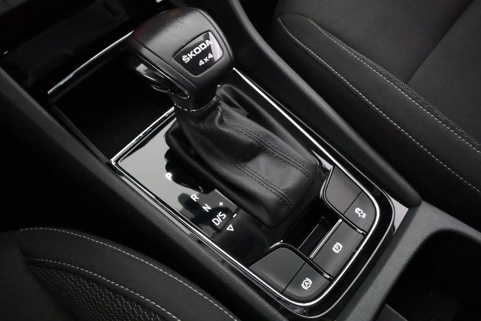 Skoda Karoq 2023 2.0 TDI 150 4x4 Ambition DSG Autom. -  | Vakkari | Webasto | LED | P. kamera | Ratinlämmitys | Apple&Android | 1.Om Suomi-auto | Kahdet Renkaat |