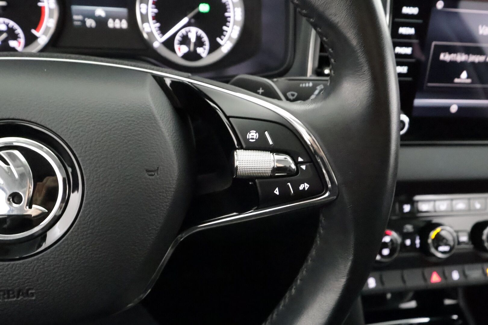 Skoda Karoq 2023 2.0 TDI 150 4x4 Ambition DSG Autom. -  | Vakkari | Webasto | LED | P. kamera | Ratinlämmitys | Apple&Android | 1.Om Suomi-auto | Kahdet Renkaat |
