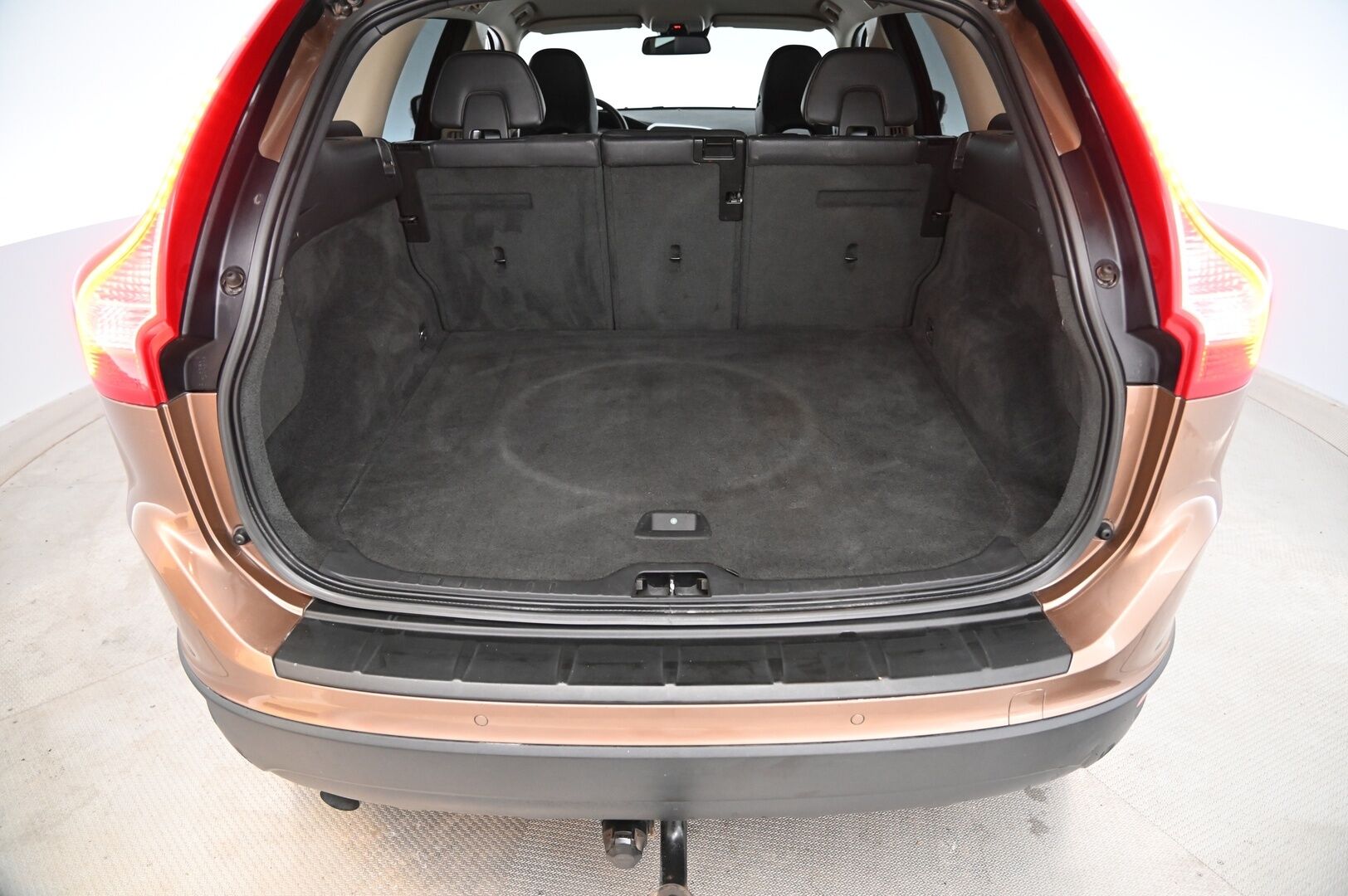Volvo XC60 2011 D3 Summum aut *Webasto / Nahat / Koukku / BT* - *Kuskin penkki muistilla / Kahdet renkaat ja vanteet / Juuri huollettu!*