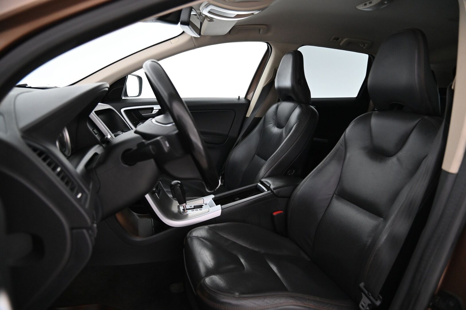 Volvo XC60 2011 D3 Summum aut *Webasto / Nahat / Koukku / BT* - *Kuskin penkki muistilla / Kahdet renkaat ja vanteet / Juuri huollettu!*