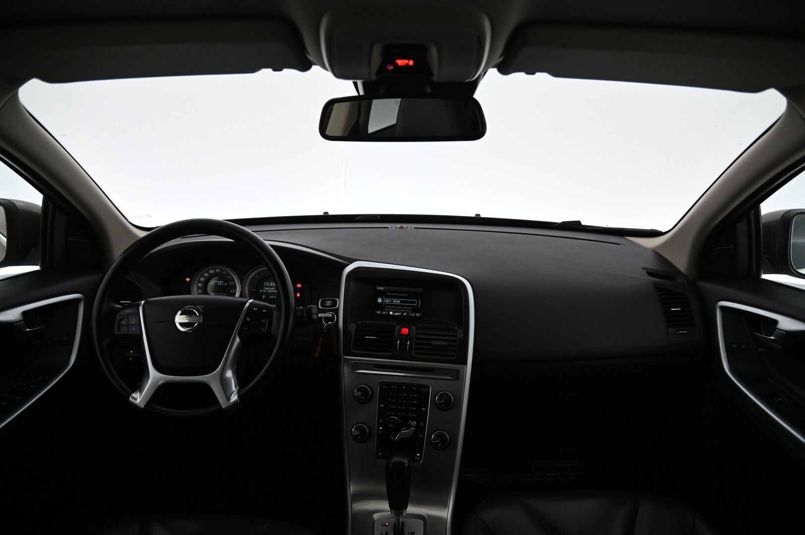 Volvo XC60 2011 D3 Summum aut *Webasto / Nahat / Koukku / BT* - *Kuskin penkki muistilla / Kahdet renkaat ja vanteet / Juuri huollettu!*