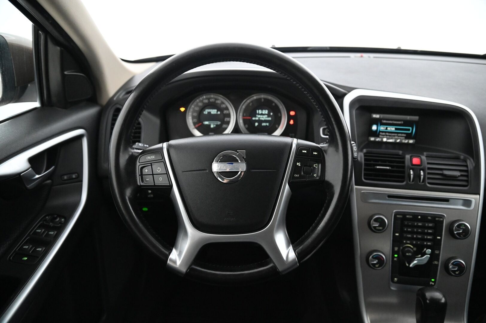 Volvo XC60 2011 D3 Summum aut *Webasto / Nahat / Koukku / BT* - *Kuskin penkki muistilla / Kahdet renkaat ja vanteet / Juuri huollettu!*