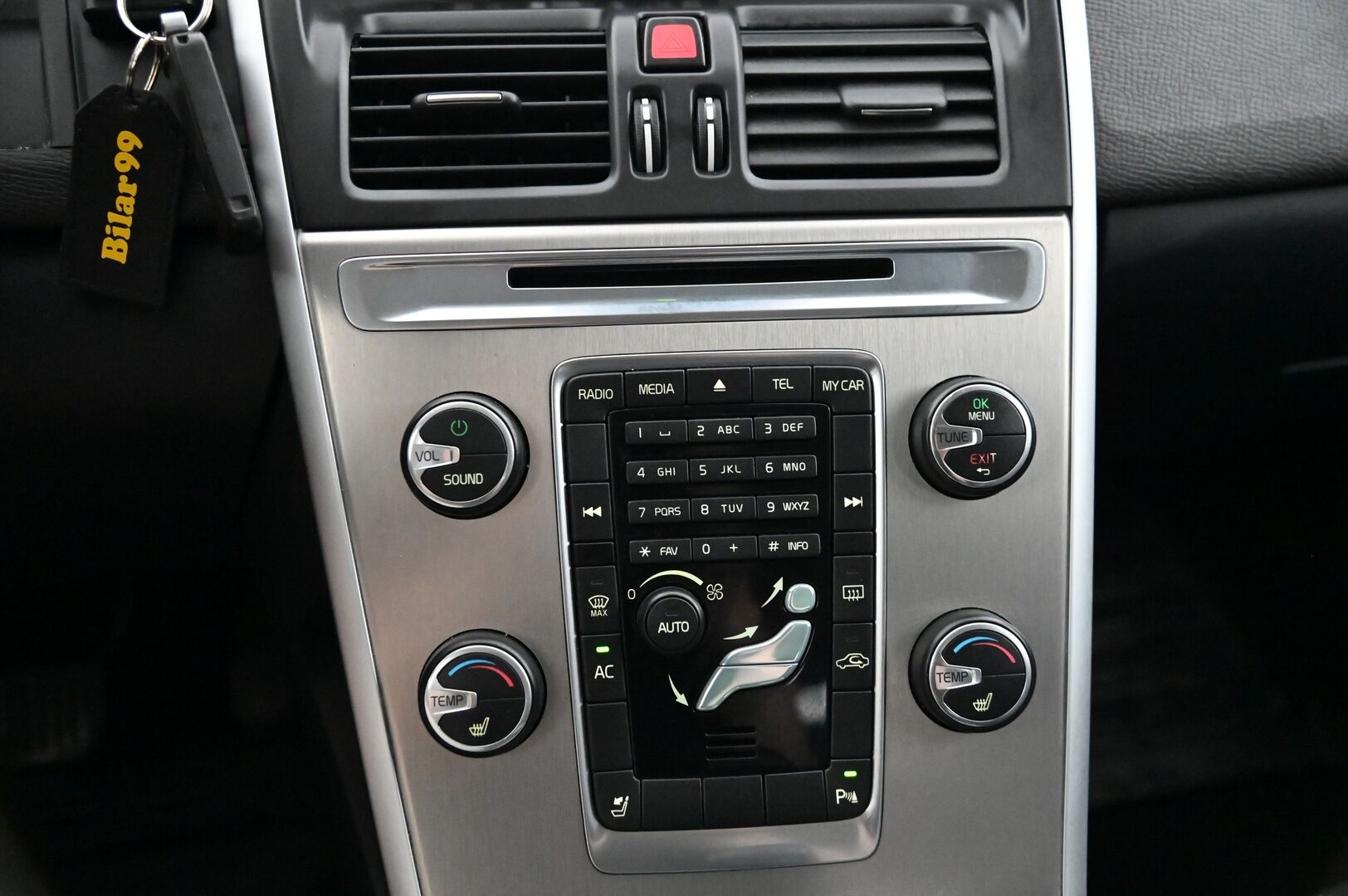 Volvo XC60 2011 D3 Summum aut *Webasto / Nahat / Koukku / BT* - *Kuskin penkki muistilla / Kahdet renkaat ja vanteet / Juuri huollettu!*