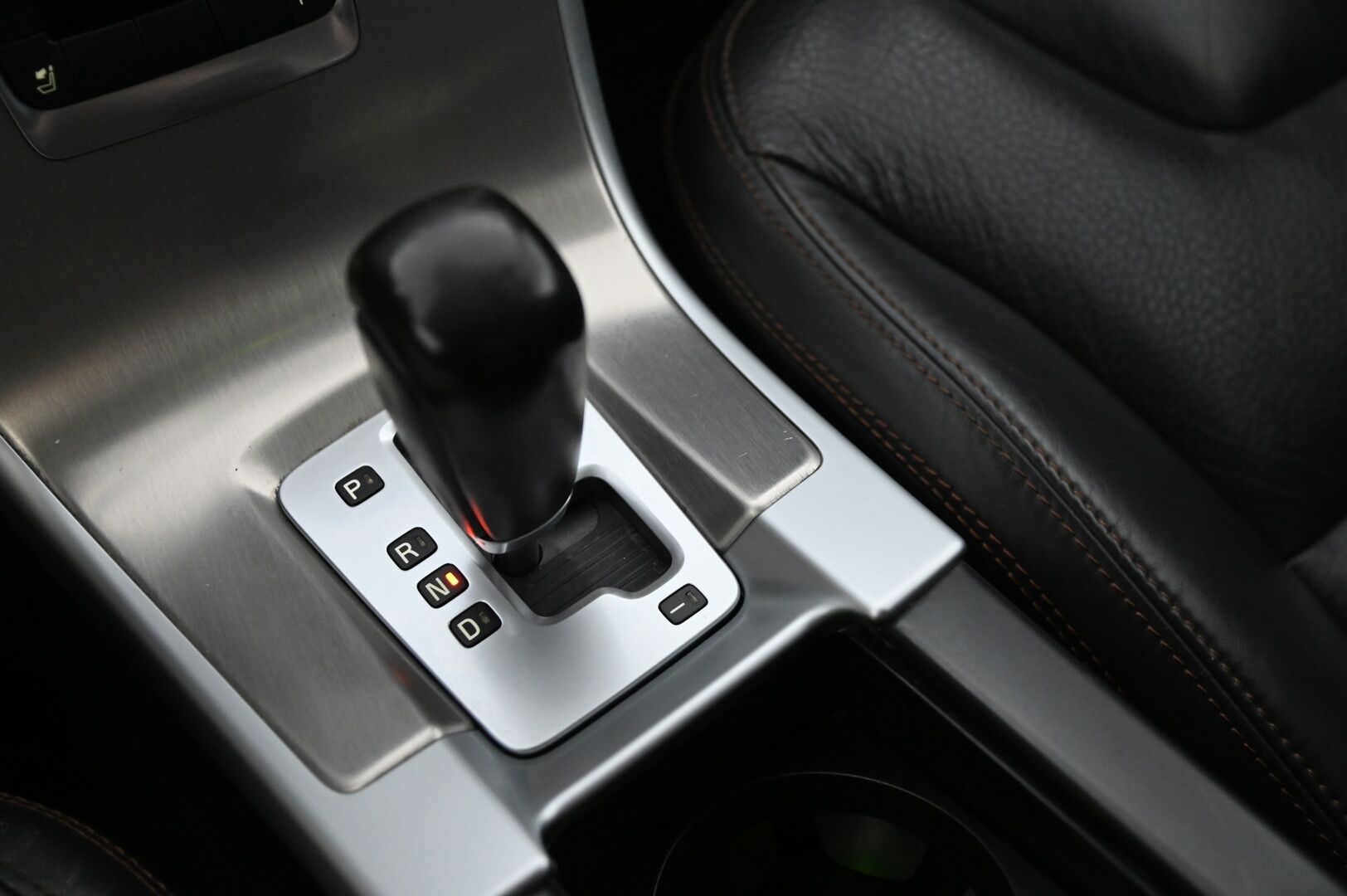Volvo XC60 2011 D3 Summum aut *Webasto / Nahat / Koukku / BT* - *Kuskin penkki muistilla / Kahdet renkaat ja vanteet / Juuri huollettu!*