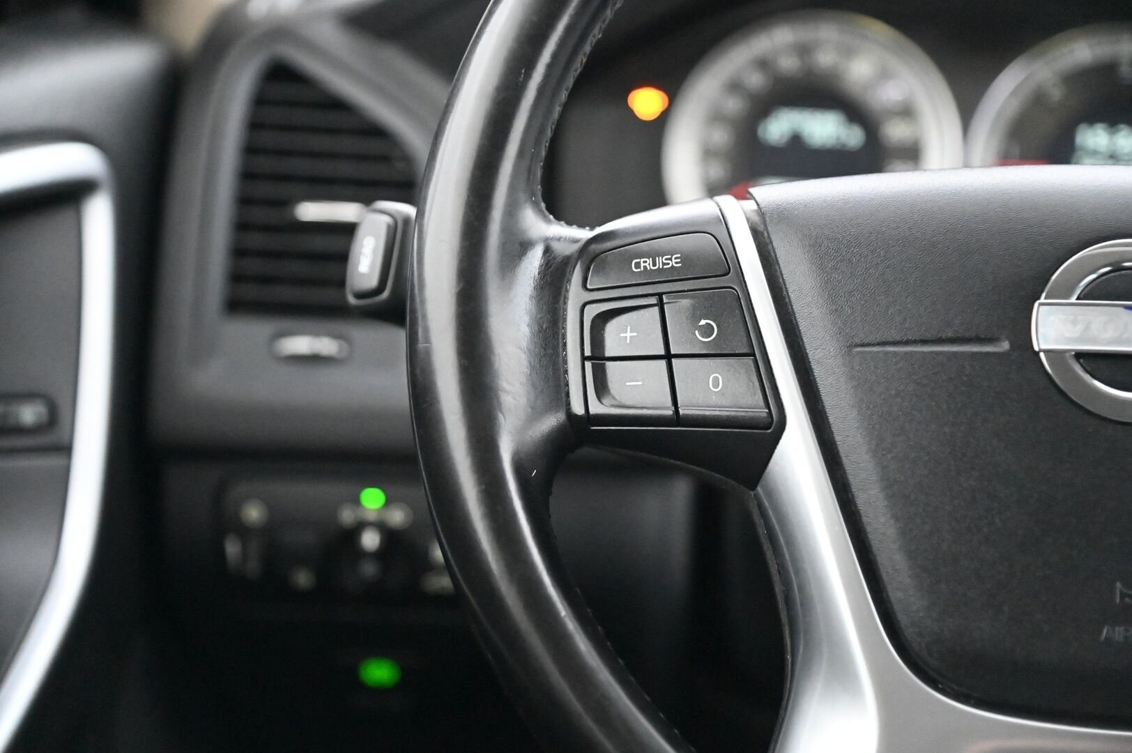Volvo XC60 2011 D3 Summum aut *Webasto / Nahat / Koukku / BT* - *Kuskin penkki muistilla / Kahdet renkaat ja vanteet / Juuri huollettu!*