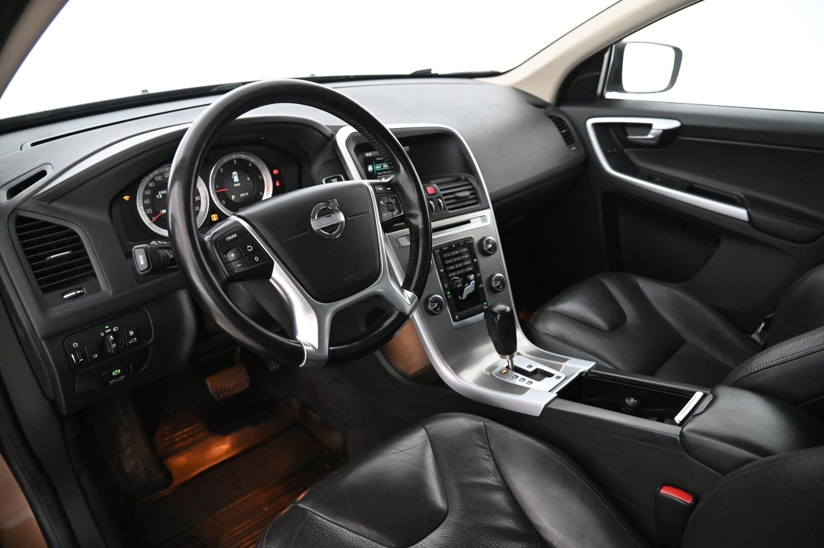 Volvo XC60 2011 D3 Summum aut *Webasto / Nahat / Koukku / BT* - *Kuskin penkki muistilla / Kahdet renkaat ja vanteet / Juuri huollettu!*