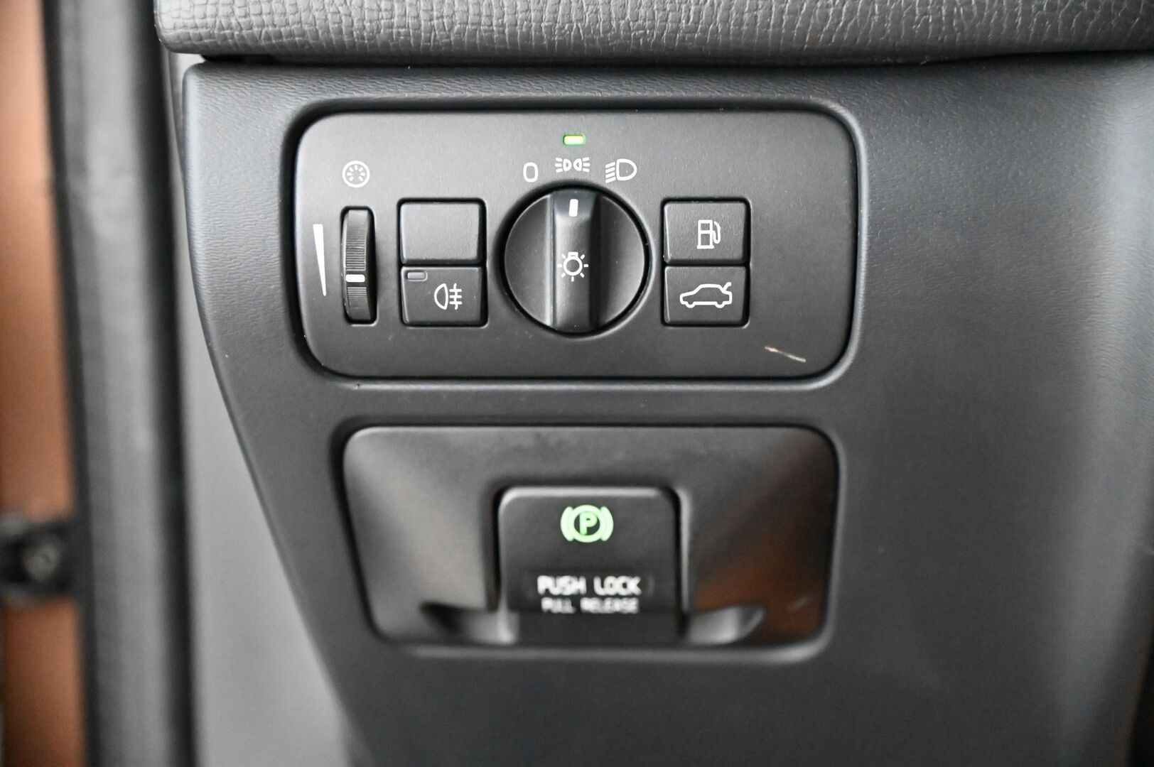 Volvo XC60 2011 D3 Summum aut *Webasto / Nahat / Koukku / BT* - *Kuskin penkki muistilla / Kahdet renkaat ja vanteet / Juuri huollettu!*