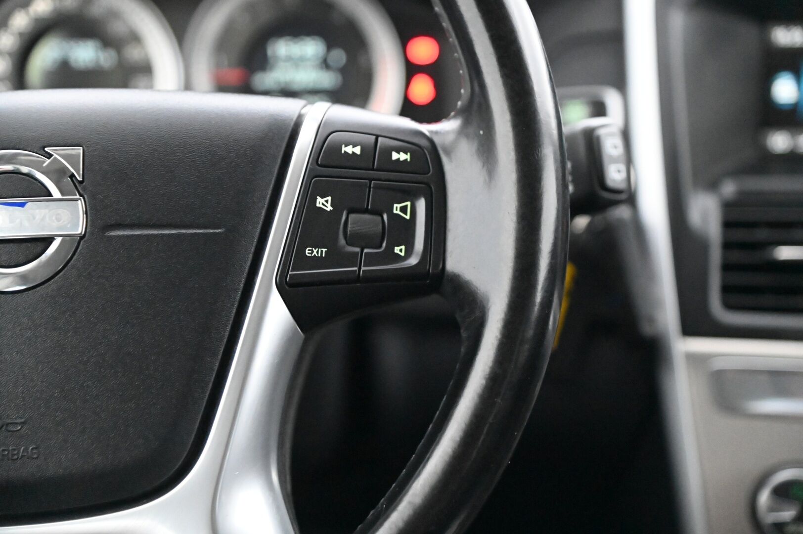 Volvo XC60 2011 D3 Summum aut *Webasto / Nahat / Koukku / BT* - *Kuskin penkki muistilla / Kahdet renkaat ja vanteet / Juuri huollettu!*