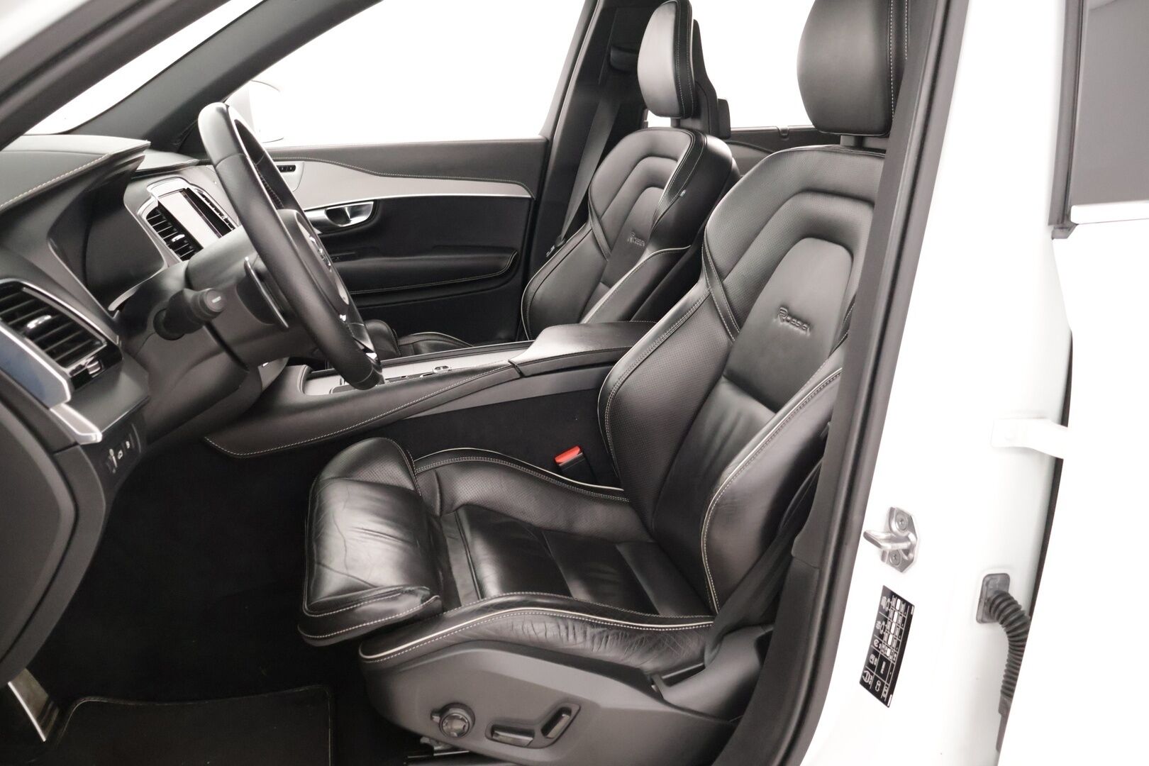 Volvo XC90 2017 T8 Twin Engine AWD R-Design aut. *ACC / Pilot Assist / HUD / B&W-äänentoisto / 7-p / Panorama / P.kamera / Full LED* - *2 Renkaat & Vanteet / Muistipenkit edessä / Kattava huoltohistoria / Uudet rengassarjat / Kotilaturi*