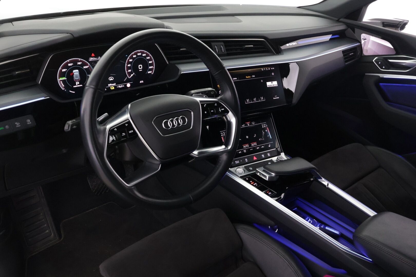 Audi e-tron 2019 55 Quattro* Adapt. Vak. / Sporttipenkit / HUD / Koukku / Muistipenkki / 360° Kamera / Navi / KESSY / Sähkökontti / Koukku* - *2x latauskaapelit / 2x Renkaat & Vanteet / Kattava huoltohistoria!*