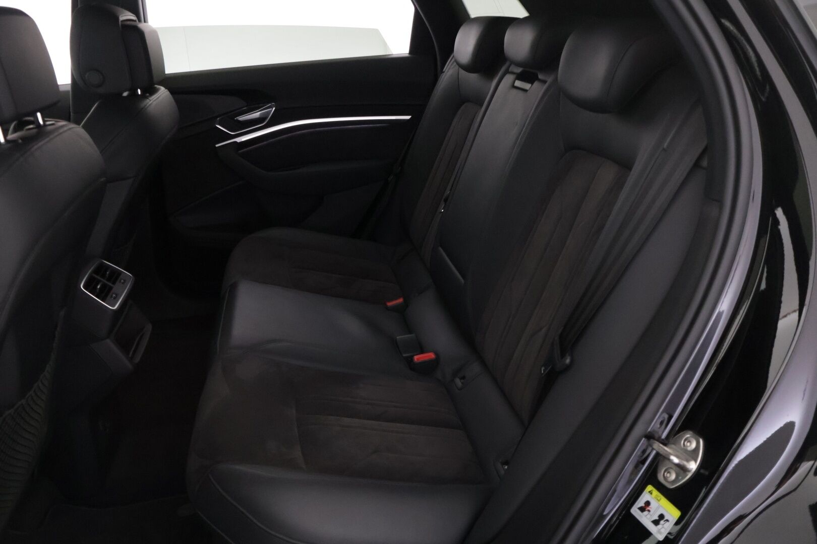 Audi e-tron 2019 55 Quattro* Adapt. Vak. / Sporttipenkit / HUD / Koukku / Muistipenkki / 360° Kamera / Navi / KESSY / Sähkökontti / Koukku* - *2x latauskaapelit / 2x Renkaat & Vanteet / Kattava huoltohistoria!*