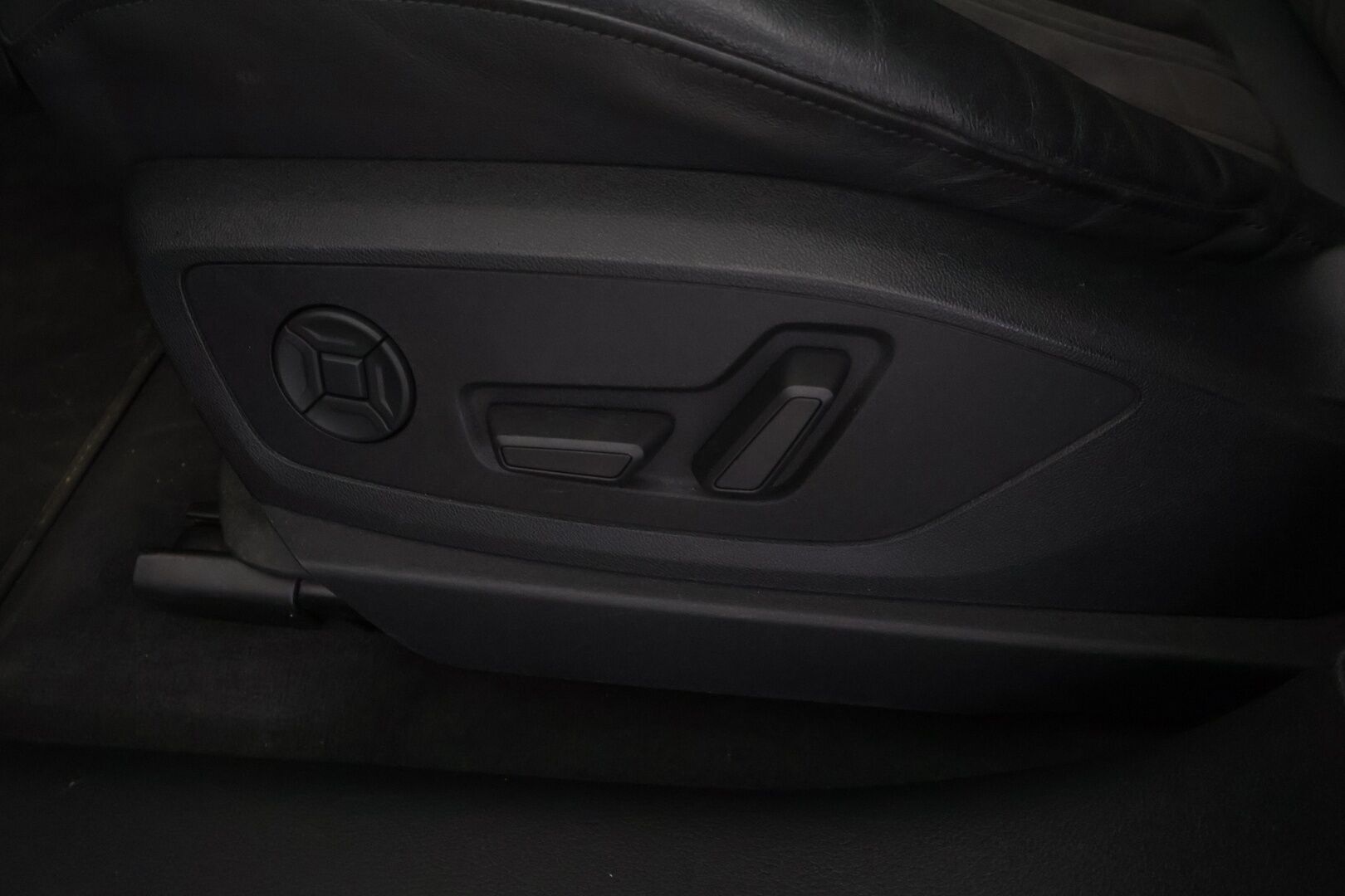 Audi e-tron 2019 55 Quattro* Adapt. Vak. / Sporttipenkit / HUD / Koukku / Muistipenkki / 360° Kamera / Navi / KESSY / Sähkökontti / Koukku* - *2x latauskaapelit / 2x Renkaat & Vanteet / Kattava huoltohistoria!*