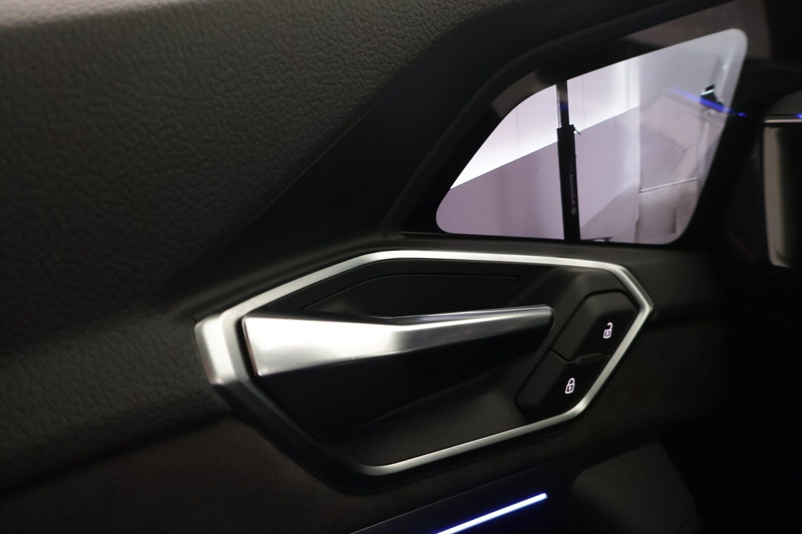 Audi e-tron 2019 55 Quattro* Adapt. Vak. / Sporttipenkit / HUD / Koukku / Muistipenkki / 360° Kamera / Navi / KESSY / Sähkökontti / Koukku* - *2x latauskaapelit / 2x Renkaat & Vanteet / Kattava huoltohistoria!*