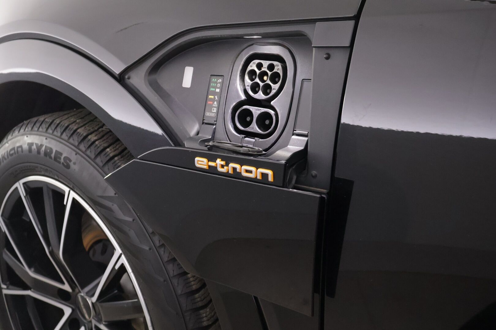 Audi e-tron 2019 55 Quattro* Adapt. Vak. / Sporttipenkit / HUD / Koukku / Muistipenkki / 360° Kamera / Navi / KESSY / Sähkökontti / Koukku* - *2x latauskaapelit / 2x Renkaat & Vanteet / Kattava huoltohistoria!*