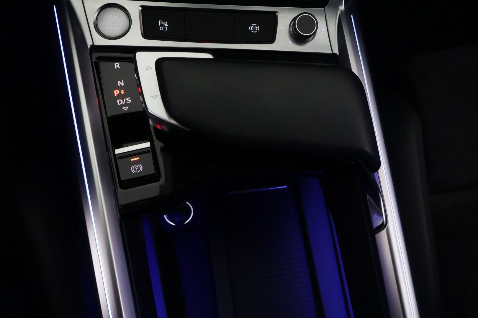 Audi e-tron 2019 55 Quattro* Adapt. Vak. / Sporttipenkit / HUD / Koukku / Muistipenkki / 360° Kamera / Navi / KESSY / Sähkökontti / Koukku* - *2x latauskaapelit / 2x Renkaat & Vanteet / Kattava huoltohistoria!*