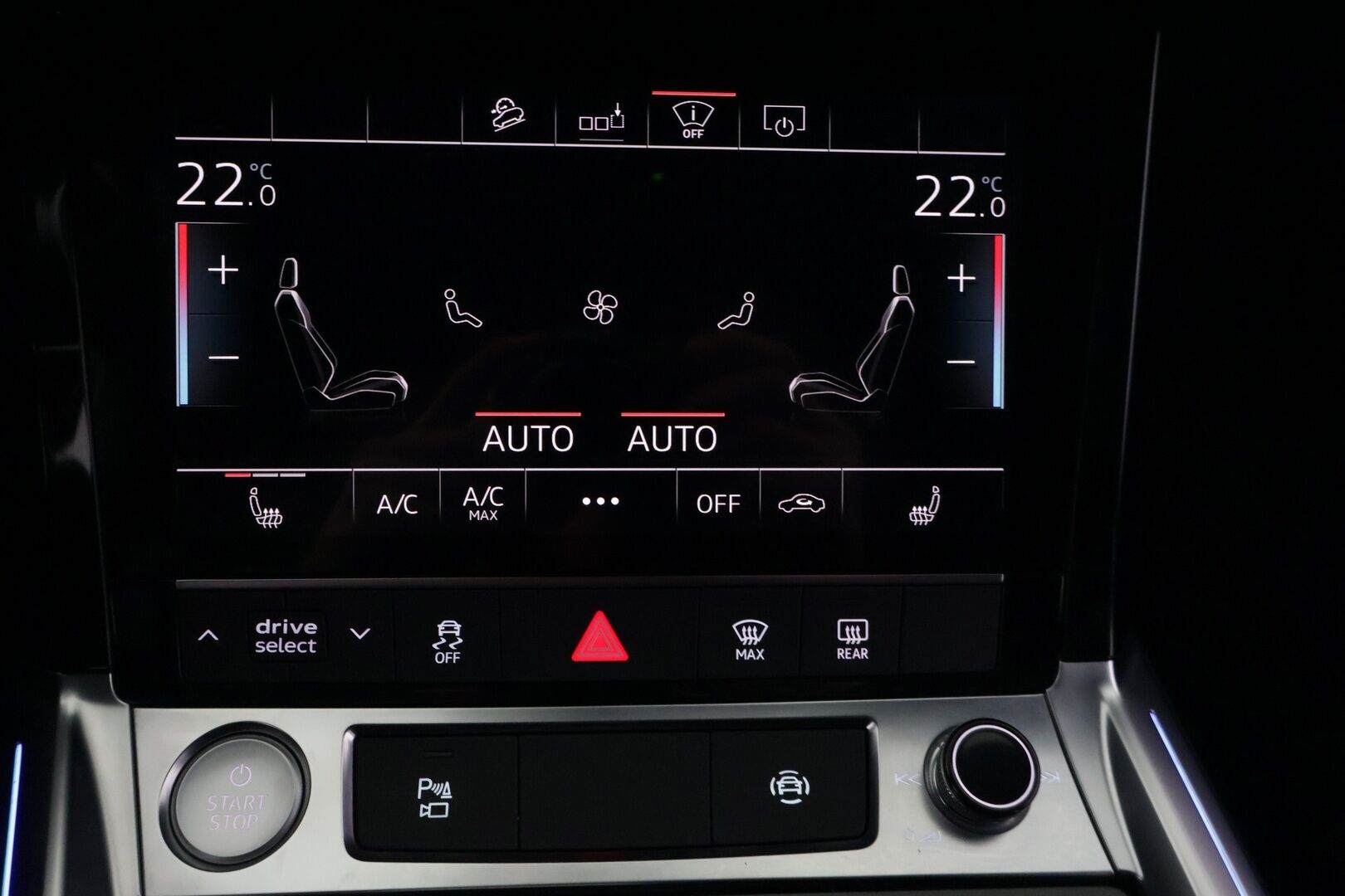 Audi e-tron 2019 55 Quattro* Adapt. Vak. / Sporttipenkit / HUD / Koukku / Muistipenkki / 360° Kamera / Navi / KESSY / Sähkökontti / Koukku* - *2x latauskaapelit / 2x Renkaat & Vanteet / Kattava huoltohistoria!*