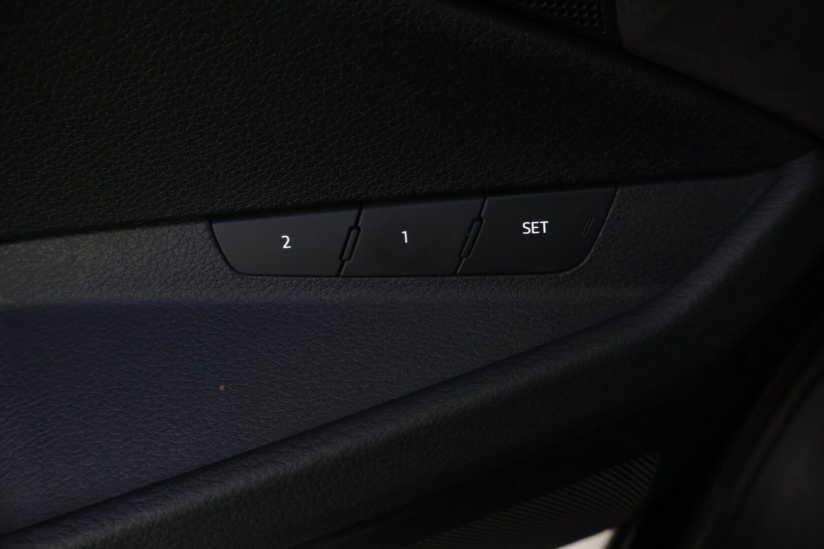 Audi e-tron 2019 55 Quattro* Adapt. Vak. / Sporttipenkit / HUD / Koukku / Muistipenkki / 360° Kamera / Navi / KESSY / Sähkökontti / Koukku* - *2x latauskaapelit / 2x Renkaat & Vanteet / Kattava huoltohistoria!*