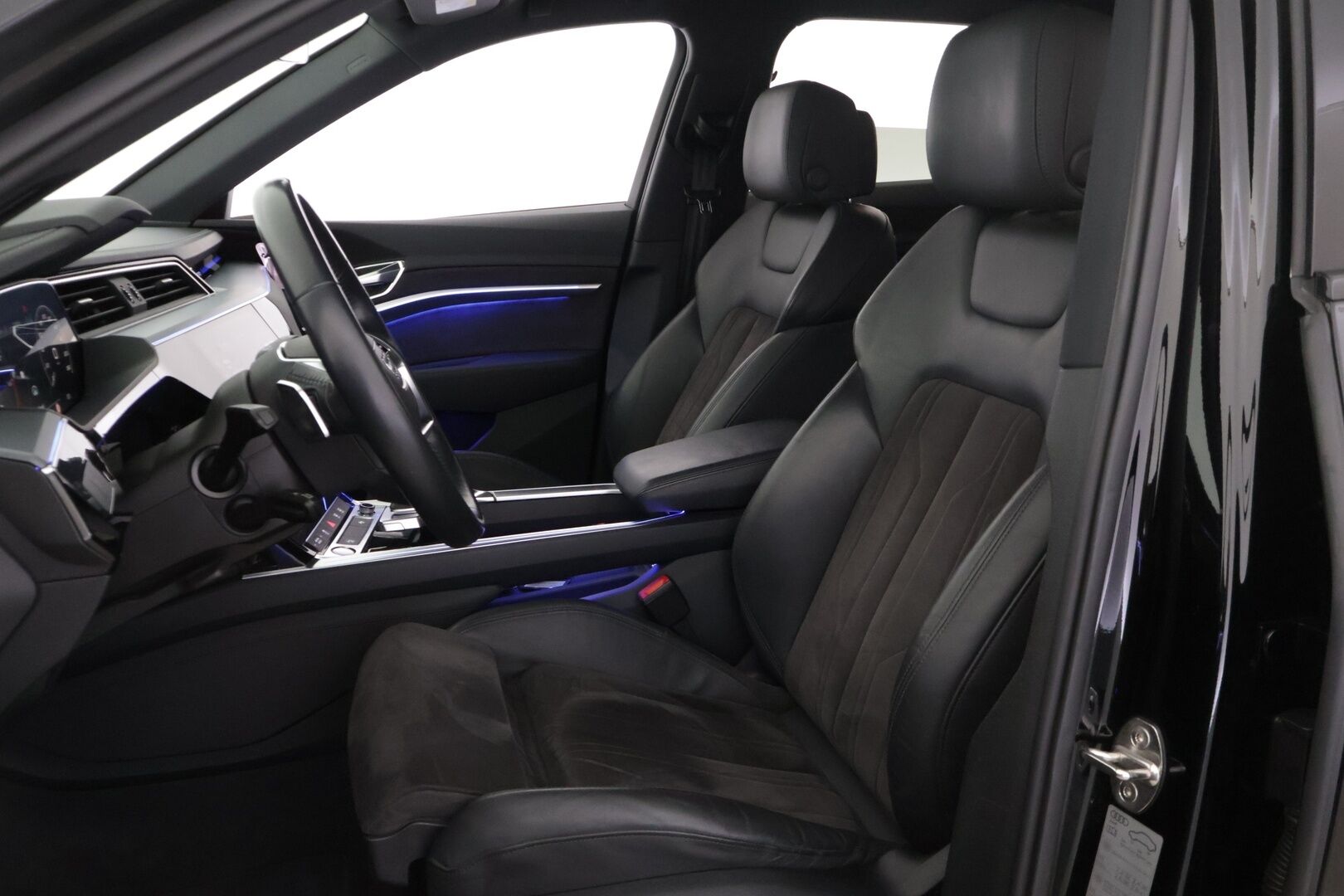 Audi e-tron 2019 55 Quattro* Adapt. Vak. / Sporttipenkit / HUD / Koukku / Muistipenkki / 360° Kamera / Navi / KESSY / Sähkökontti / Koukku* - *2x latauskaapelit / 2x Renkaat & Vanteet / Kattava huoltohistoria!*