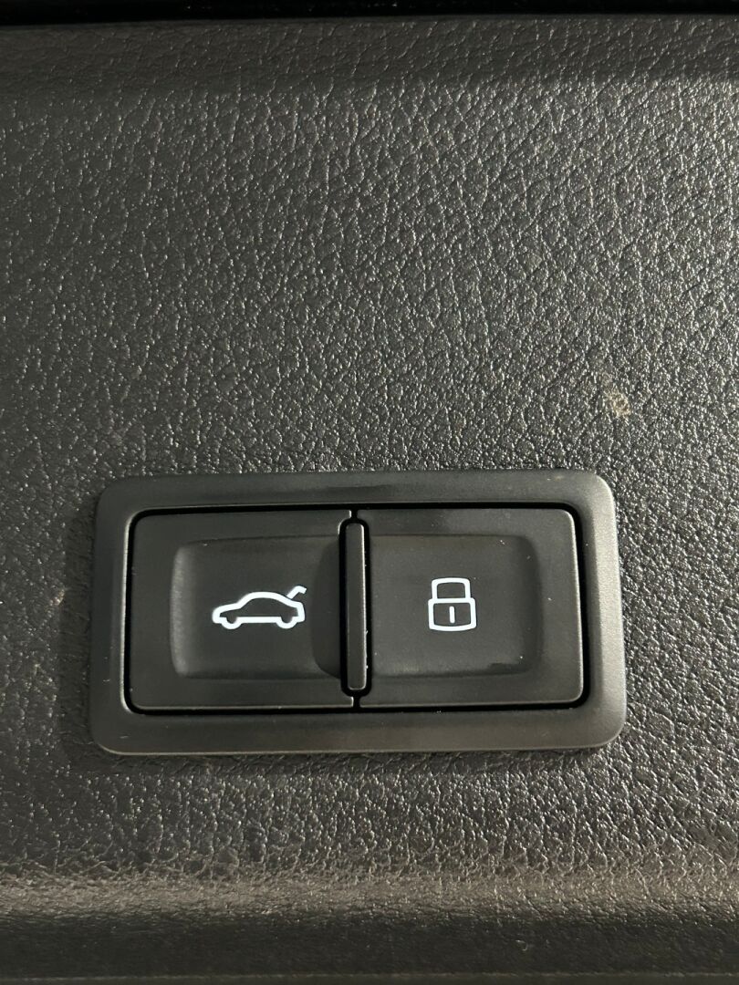 Audi e-tron 2019 55 Quattro* Adapt. Vak. / Sporttipenkit / HUD / Koukku / Muistipenkki / 360° Kamera / Navi / KESSY / Sähkökontti / Koukku* - *2x latauskaapelit / 2x Renkaat & Vanteet / Kattava huoltohistoria!*