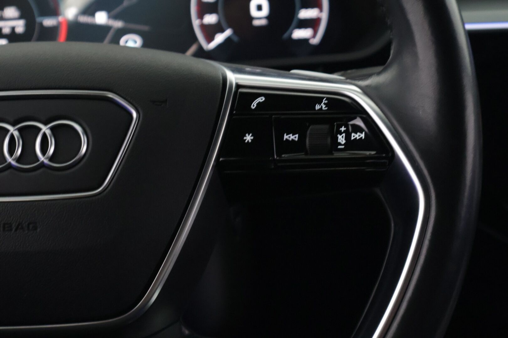 Audi e-tron 2019 55 Quattro* Adapt. Vak. / Sporttipenkit / HUD / Koukku / Muistipenkki / 360° Kamera / Navi / KESSY / Sähkökontti / Koukku* - *2x latauskaapelit / 2x Renkaat & Vanteet / Kattava huoltohistoria!*