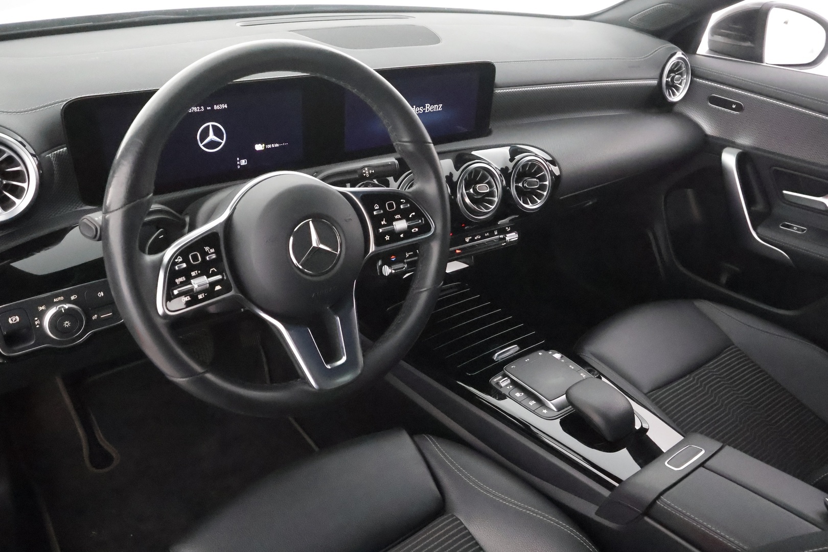 Mercedes-Benz CLA 2023 250 e A Business Edition * Widescreen / Distronic+ / LED / P.kamera / Apple&Android / Sporttipenkki * - Kaistavahti / Katveavustin / 1-om Suomi-auto / Kahdet renkaat aluvanteilla / 2x Latauskaapelit