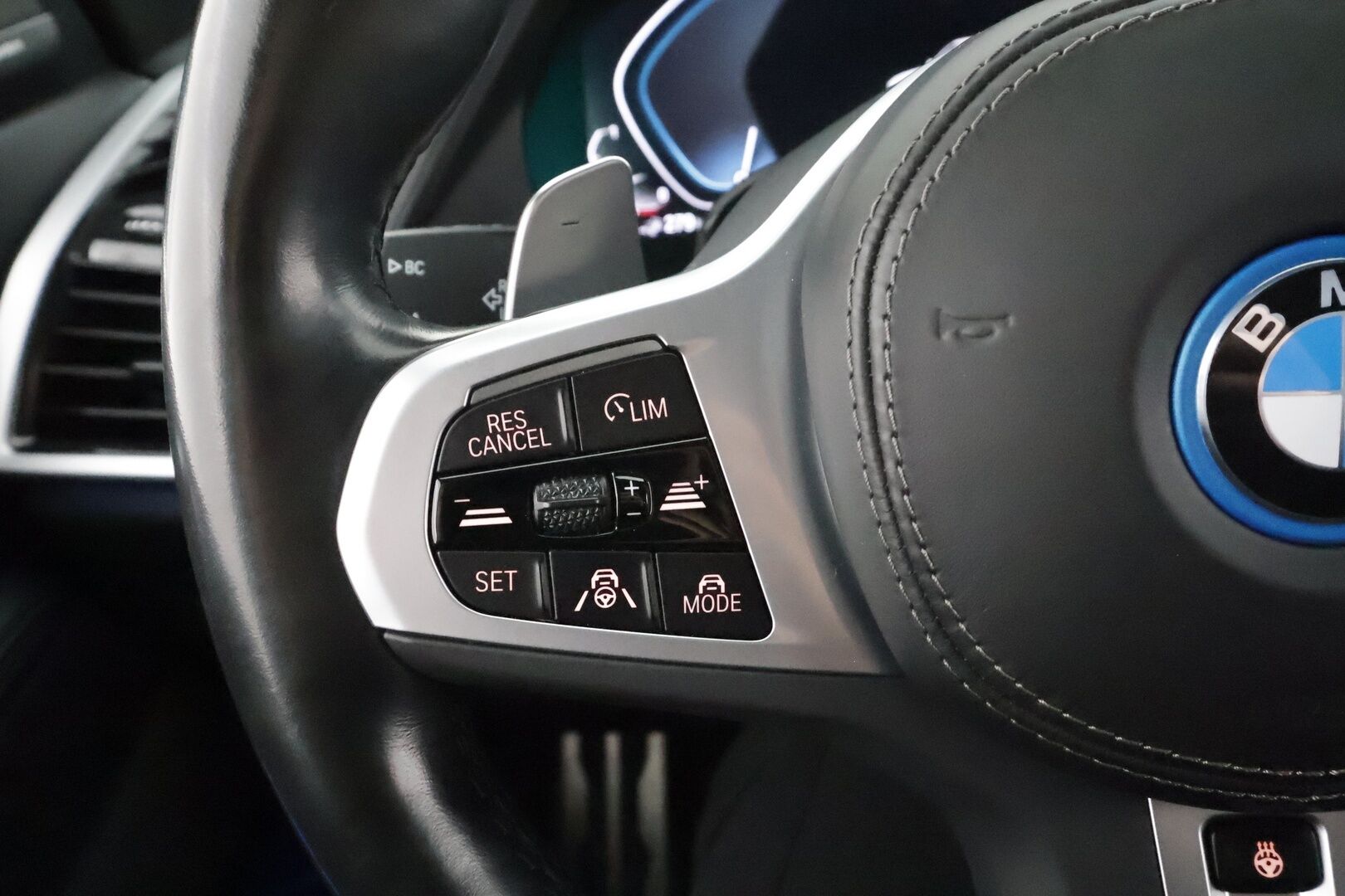 BMW X5 2022 G05 xDrive45e A Charged Edition M Sport * ACC / Adapt.LED / Koukku / Ilma-alusta / H&K / P.kamera / Muistipenkki / Sporttinahat * - 1.Om Suomi-auto / Akku kuntotarkastettu SoH 94% / Kahdet renkaat aluvanteilla / Merkkihuollettu / Juuri huollettu