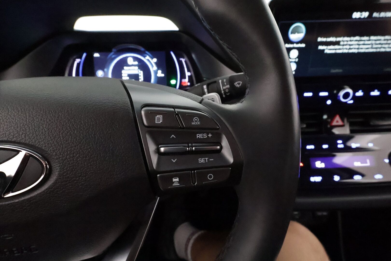 Hyundai IONIQ ELECTRIC 2021 38 kWh 136 hv **Adapt.vakkari / P.kamera / Navi / Ratinlämmitys / Infinity Audio / KeylessGo** - Akku kuntotarkastettu / Kahdet renkaat aluvanteilla