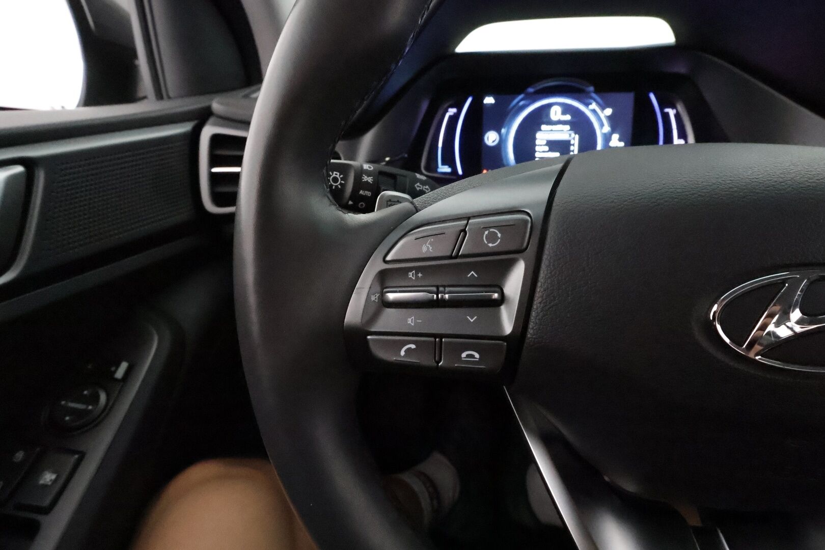 Hyundai IONIQ ELECTRIC 2021 38 kWh 136 hv **Adapt.vakkari / P.kamera / Navi / Ratinlämmitys / Infinity Audio / KeylessGo** - Akku kuntotarkastettu / Kahdet renkaat aluvanteilla