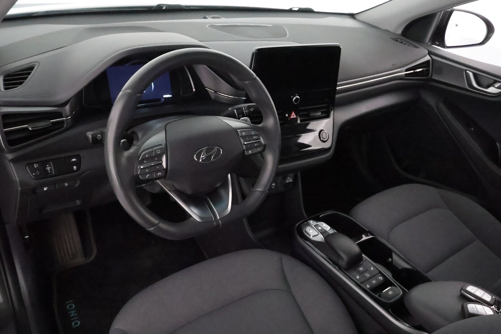 Hyundai IONIQ ELECTRIC 2021 38 kWh 136 hv **Adapt.vakkari / P.kamera / Navi / Ratinlämmitys / Infinity Audio / KeylessGo** - Akku kuntotarkastettu / Kahdet renkaat aluvanteilla