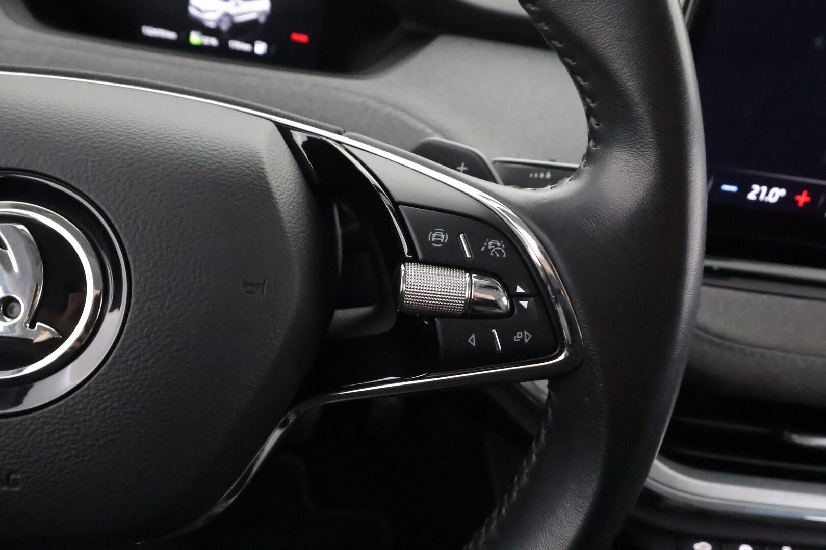 Skoda Enyaq 2022 80x 4x4 iV - | ACC | ILP | LED | Puolinahat | P.Kamera | Ratinlämmitys | Digimittaristo | Keyless | 1.Om Suomi-auto | Kahdet Renkaat | Merkkihuollettu |