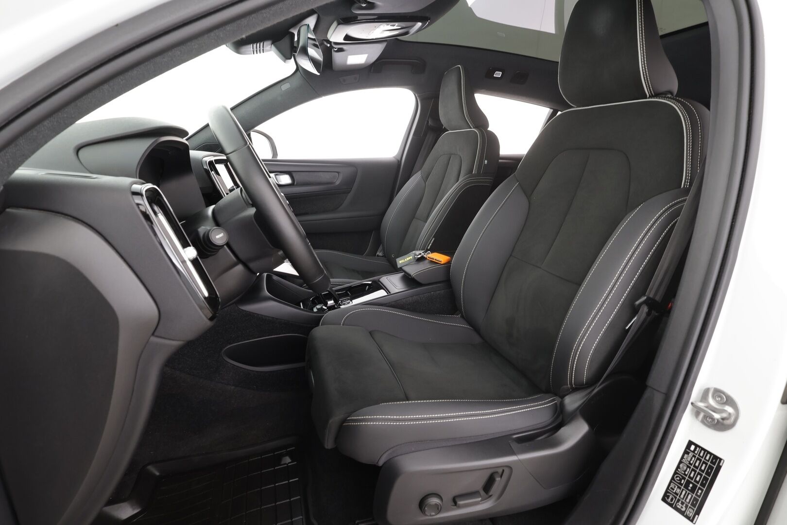 Volvo C40 2023 Recharge Twin Ultimate aut * ILP / Lasikatto / ACC / LED / 360 / Sportpenkki Muistilla / Navi * - H&K / Suomi-auto / Kahdet renkaat aluvanteilla / 2x Latauskaapelit / Merkkihuollot