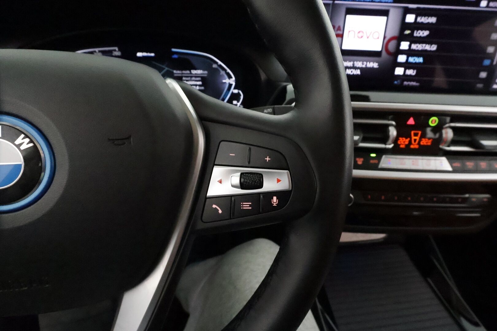 BMW X3 2022 G01 xDrive 30e A Charged Edition *HiFi / Adapt.LED / Koukku / Sporttipenkit muistilla / P.kamera / ComfortAccess* - 1 omisteinen Suomi-auto / Akku kuntotarkastettu SoH 92,4% / Digimittaristo / Apple&Android / Kahdet renkaat aluvanteilla - Osta nyt, maksa vasta ensi vuonna