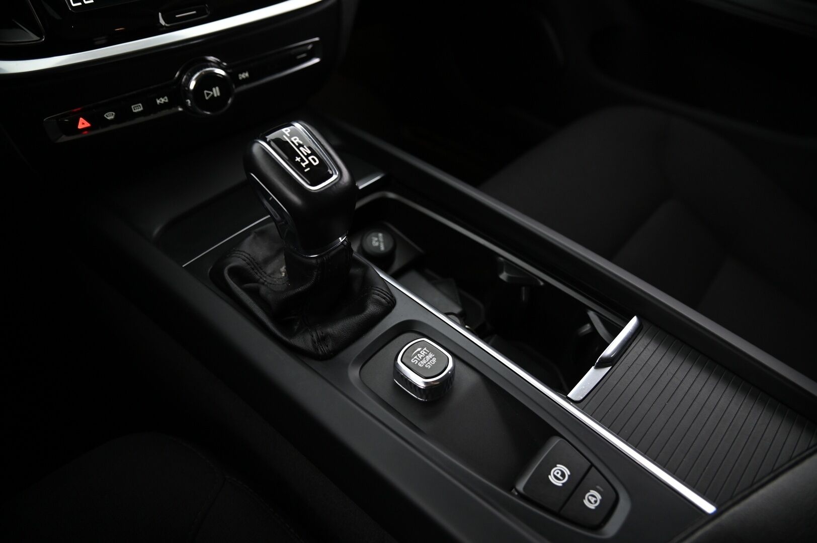 Volvo V60 2018 D4 Business Aut *ACC / VOC / LED / Navi / S.Koukku* - *2x renkaat ja alut / Jakopää tehty*