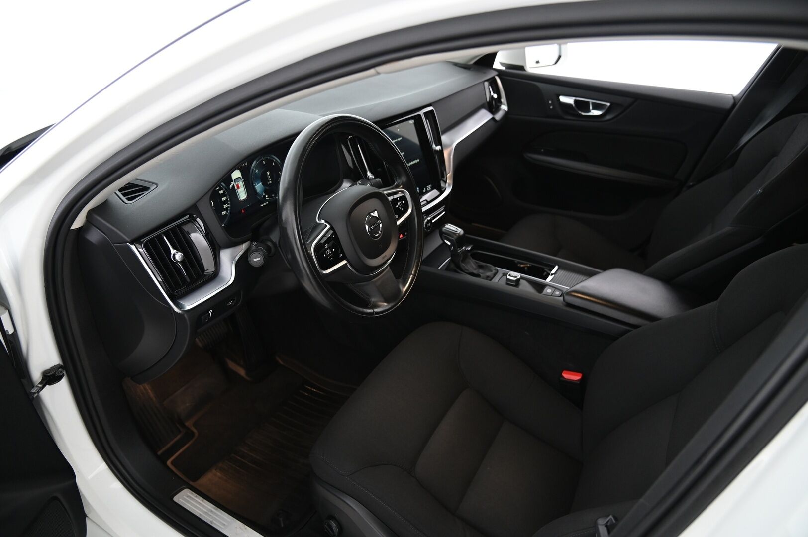 Volvo V60 2018 D4 Business Aut *ACC / VOC / LED / Navi / S.Koukku* - *2x renkaat ja alut / Jakopää tehty*