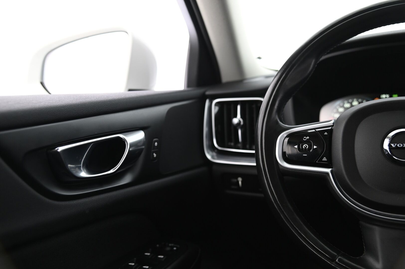 Volvo V60 2018 D4 Business Aut *ACC / VOC / LED / Navi / S.Koukku* - *2x renkaat ja alut / Jakopää tehty*
