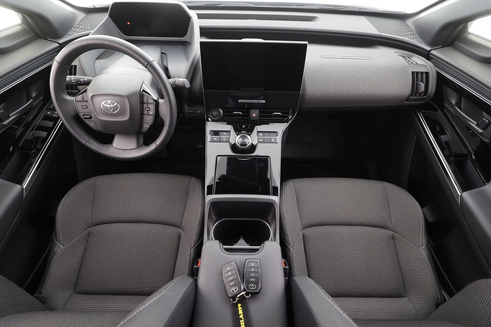 Toyota bZ4X 2023 Launch Edition * ACC / Koukku / P.kamera / Puolinahat / Sähköpenkki / Navi / LED / Keyless * - 1.Om Suomi-auto / Kahdet renkaat aluvanteilla / Merkkihuollettu