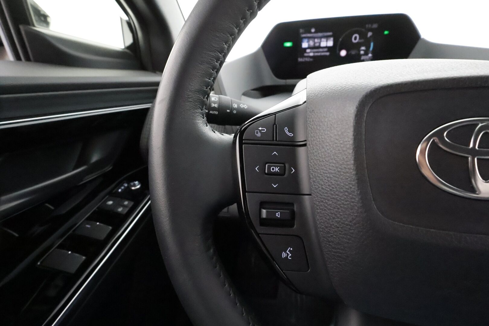 Toyota bZ4X 2023 Launch Edition * ACC / Koukku / P.kamera / Puolinahat / Sähköpenkki / Navi / LED / Keyless * - 1.Om Suomi-auto / Kahdet renkaat aluvanteilla / Merkkihuollettu